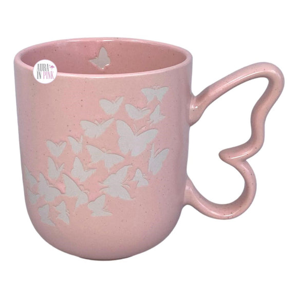 Market Finds Kaffeetasse aus Keramik mit eingeprägten Schmetterlingen und gesprenkeltem pastellrosa Schmetterlingsflügel-Griff
