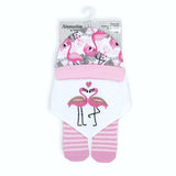 Necessities by Tendertyme 3-teiliges Set aus Babylätzchen, Mütze und Socken aus Baumwolle mit tropischen Flamingos und Stickereien