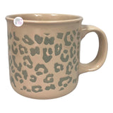 Nicole Miller NY Fierce große Kaffeetasse aus Keramik mit geprägtem Leopardenmuster in Rosa und Grau