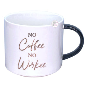 Kaffeetasse aus weißer Keramik mit goldenem Schriftzug „No Coffee No Workee“ und schwarzem Henkel 