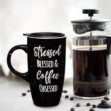 Reisebecher aus Keramik mit Henkel und Deckel „Stressed Blessed &amp; Coffee Obsessed“