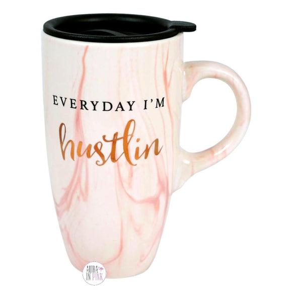 Reisebecher aus Keramik „Everyday I'm Hustlin“ in Pink und Weiß mit Henkel und Deckel