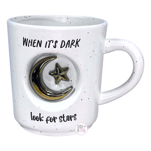 Harvest Green Studio – Kaffeetasse aus Steingut „When It's Dark Look For Stars“ in 3D-Gold mit Mond und Stern