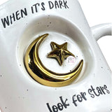 Harvest Green Studio – Kaffeetasse aus Steingut „When It's Dark Look For Stars“ in 3D-Gold mit Mond und Stern