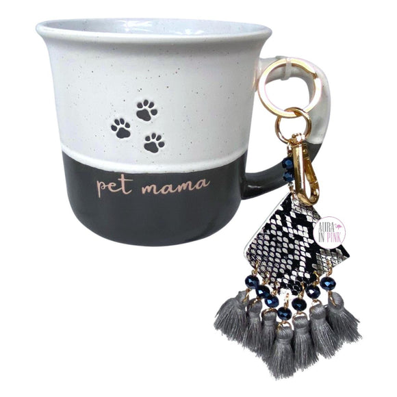 Market Finds – Set aus Keramikkaffeetasse und Schlüsselanhänger mit Quaste im Camper-Stil mit Pfotenabdruck von Pet Mama, grau und weiß gesprenkelt