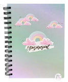 Bleiben Sie magisch Pastell Regenbogen &amp; Wolken Spiralgebundenes Notizbuch