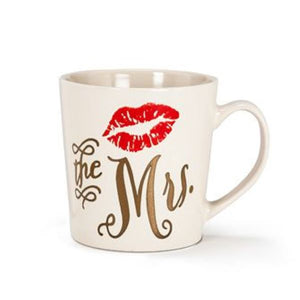 Die Frau, roter Lippenstift, große Kaffeetasse